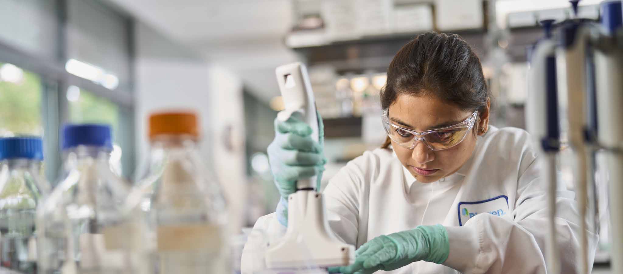 Vedec spoločnosti Biogen pracuje v laboratóriách Cambridge, MA