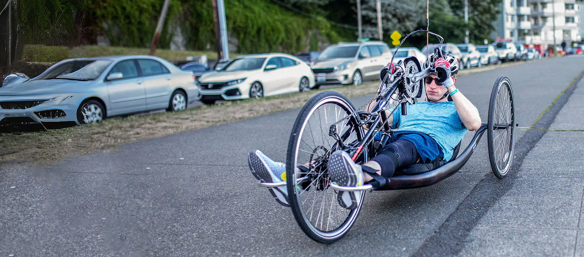 Muž s Friedreichovou ataxiou na bicykli  