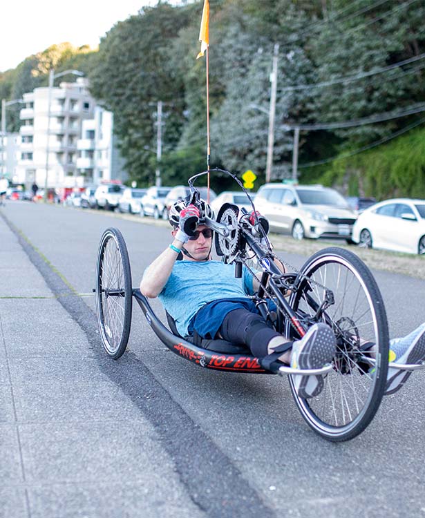 Sam na bicykli
